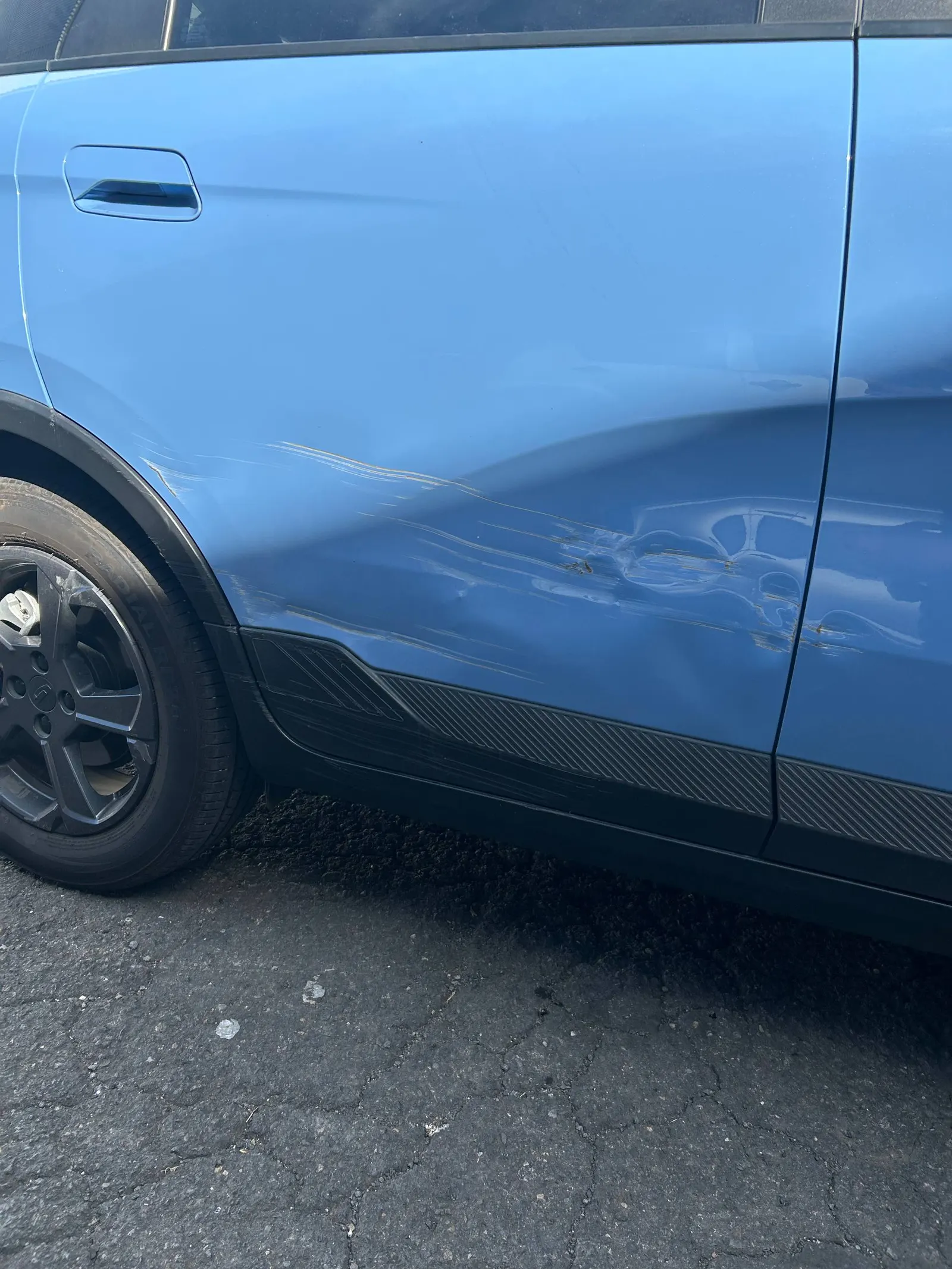 Lateral derecho Geely Geometry E 2024 después de pintura celeste