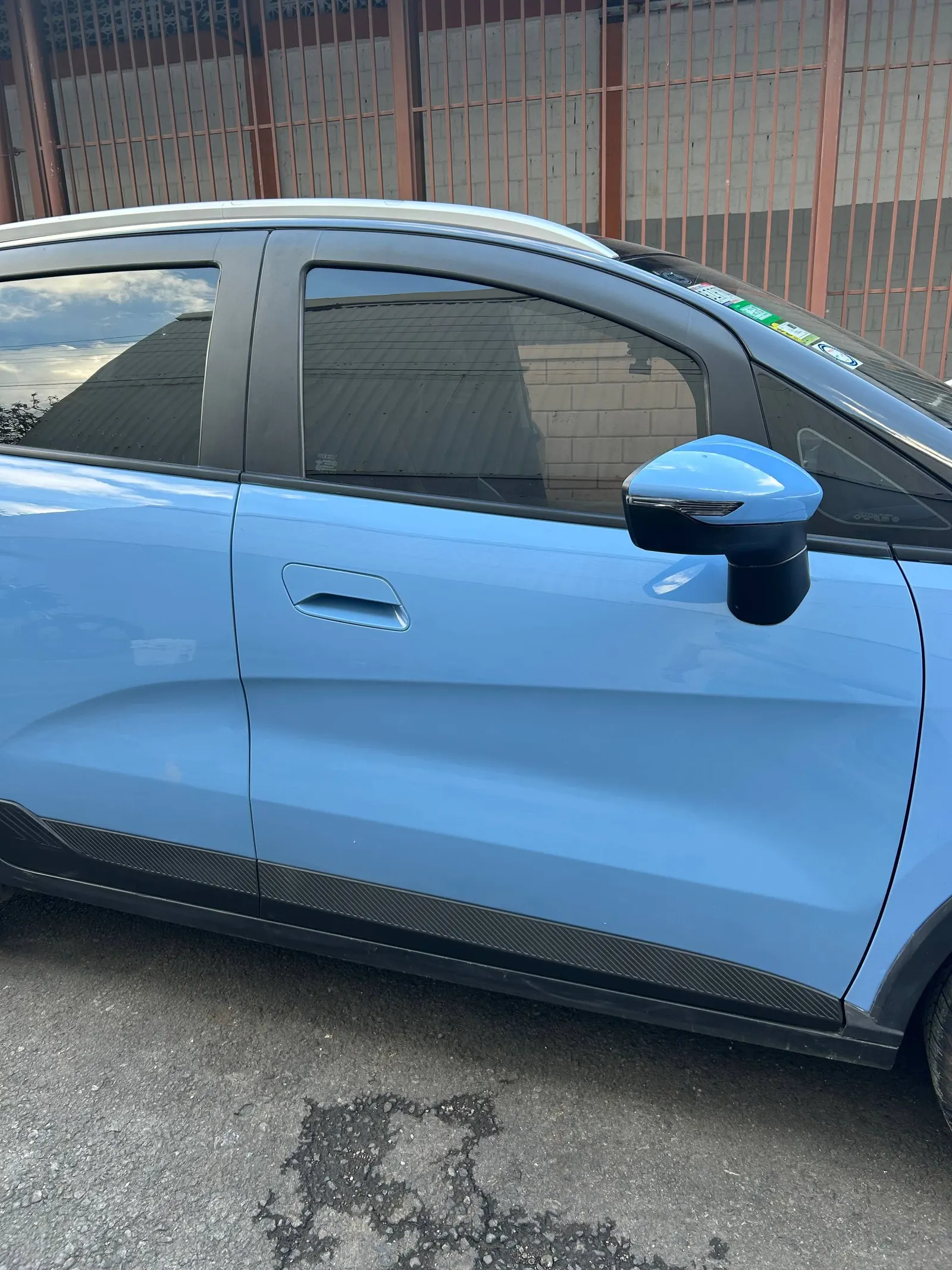 Geely Geometry E 2024 celeste después del servicio en Latin Garaje