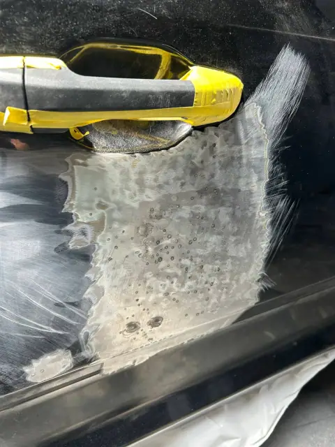 Maxus T60 2023 enmascarado en cabina de pintura de Latin Garage
